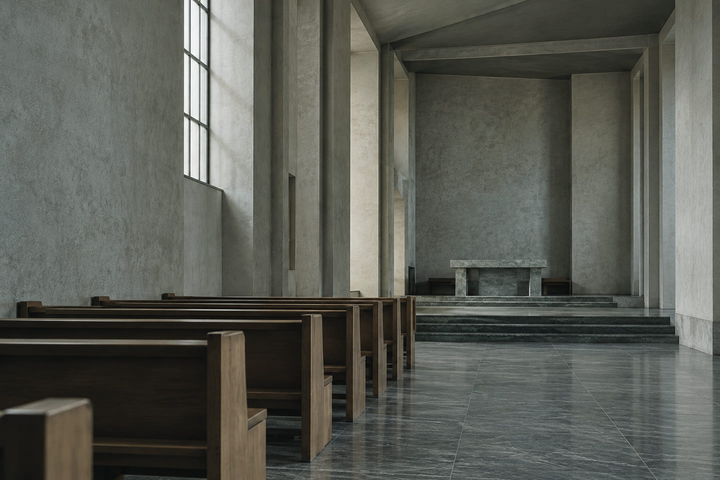 Leere Kirchenbänke in einem schlichten modernen Kirchenraum aus hellem Beton; weiches Tageslicht fällt durch ein hohes Seitenfenster.