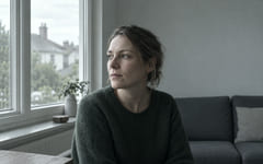 Christine Wefers, Mitte vierzig, sitzt am Fenster und schaut zur Seite, das Gesicht im weichen Seitenlicht.